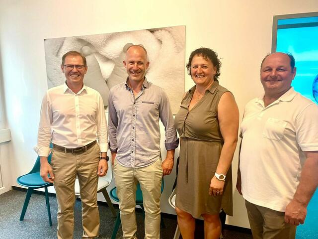 Dr. Florian Baminger (2. v. li.) bei der Eröffnungsfeier mit Bürgermeister Karl Buchinger (li.) sowie dessen Stellvertretern, Vizebürgermeisterin Anita Wohlmuth und Vizebürgermeister Anton Bramer.  | Foto: Praxis Dr. Baminger