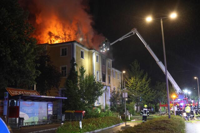 In der Nacht von Mittwoch auf Donnerstag hat die ehemalige Landesmusikschule in Vöcklabruck gebrannt.  | Foto: laumat/Matthias Lauber