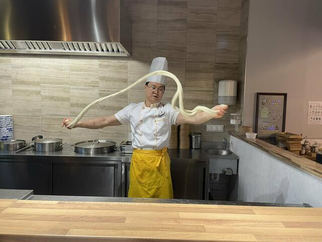 Chefkoch Yongqiang Zhang zieht im Dancing Noodles die Nudeln täglich per Hand. | Foto: Tamara Wendtner/RMW