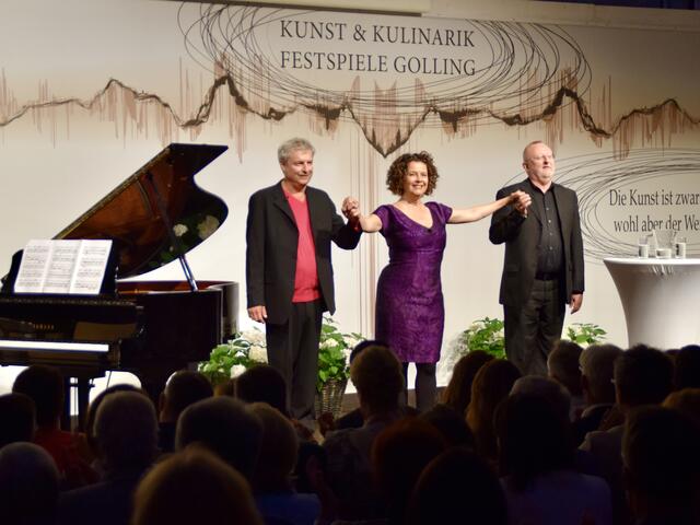 Gemeinsam präsentierten die drei Künstler, Angellika Kirchschlager, Alfred Dorfer und Dieter Paier eine gelungene Mischung ihrer unterschiedlichen Welten auf hohem Niveau. Das Publikum belohnte das mit einem begeisterten, tosenden Applaus. | Foto: Carmen Kurcz