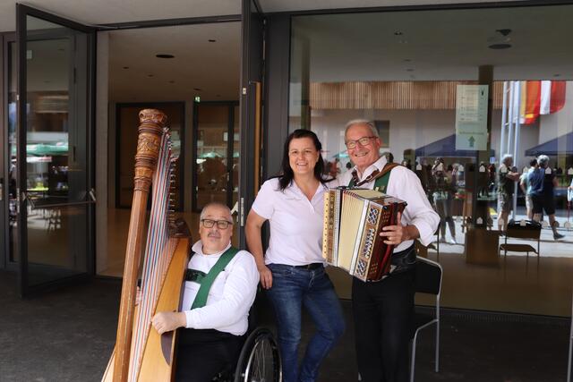 Die Musikanten Martin Raggl (links) und Maik Baumgartner (rechts) mit Organisatorin Silvia Traxl vom TVB St. Anton am Arlberg (Ortsstelle Pettneu). 