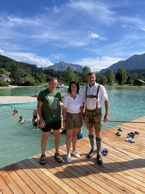 Josef Rathmair (Fa. Swietelsky), Corinna Polz (TVB Pyhrn-Priel) und Bürgermeister Johann Feßl freuen sich über die gelungene Generalsanierung und Kaiserwetter bei der Wiedereröffnung des Edlbacher Badesees. | Foto: Weymayer