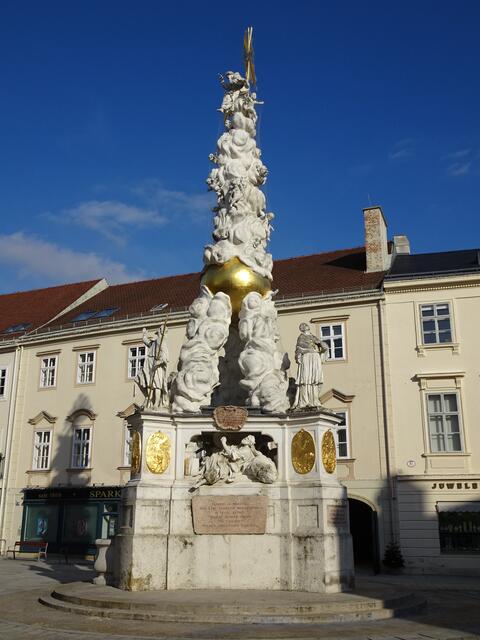 Lösung - Bild 6: Die Dreifaltigkeitssäule am Hauptplatz in Baden bei Wien | Foto: © Silvia Plischek