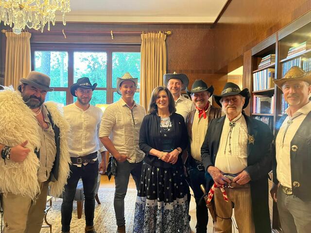 US-Botschafterin Victoria Reggie Kennedy mit den Lucky Town-Helden "Bud Spencer" Gerald Koller, Michael Wurglits, Stefan Halper, Michael Oberfeichtner, Sascha und Fritz Wurglits sowie Christian Kolonovits | Foto: Sascha Wurglits