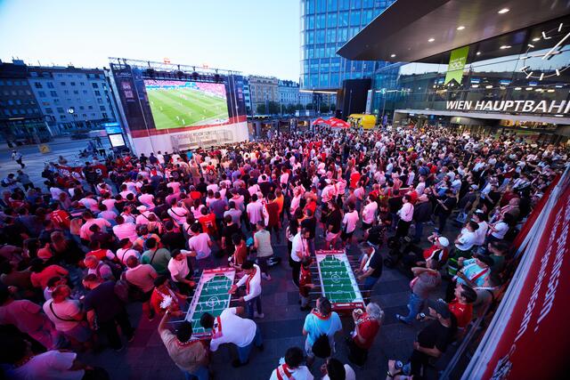 Bis zu 500 Personen finden während der Fußball-EM vor der Eingang des Hauptbahnhofs eigentlich Platz. | Foto: ÖBB