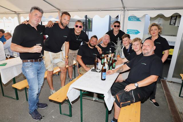 Gesellschafter Willi Steiner (l.) mit einigen Faserpower-Mitarbeiterinnen und Mitarbeitern. | Foto: Alfred Mayer