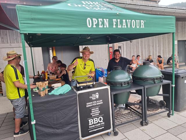Die Grillprofis Tom und Marc sorgten mit den Big Green Eggs für die perfekte Bewirtung von Spielern und Zuschauern