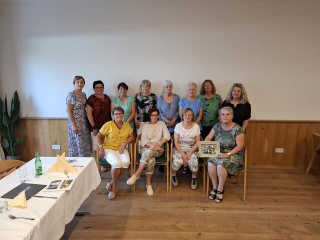 Die zwölf Teilnehmerinnen beim 50-jährigen Klassentreffen | Foto: Susan Stampf