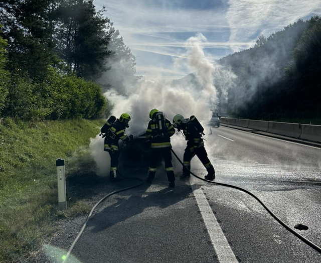 Pkw brannte auf der Autobahn.
