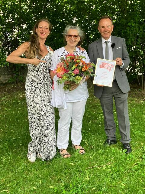 Elfriede Mühlbauer (Mitte) ist die Heldin aus Liesing 2024.  | Foto: Z.v.g.