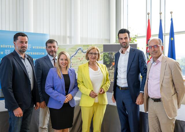 Josef Kienesberger, Bürgermeister Aggsbach Dorf, die Abgeordneten zum NÖ Landtag Josef Edlinger und Silke Dammerer, Landeshauptfrau Johanna Mikl-Leitner, LH-Stellvertreter Udo Landbauer und Andreas Nunzer, Spitzer Bürgermeister und Obmann der Welterbegemeinden Wachau. | Foto: NLK Pfeffer