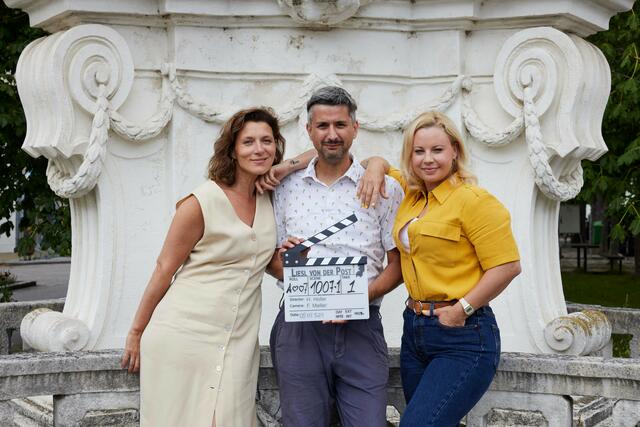 Servus TV dreht in Kirchberg am Wagram. Portrait von den Schauspielerinnen Katharina Straßer und Caroline Frank mit Regisseur Hans Hofer. | Foto: ServusTV / MR Filmgruppe