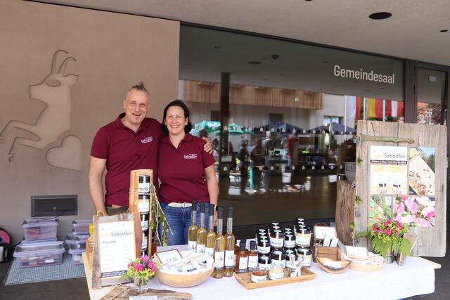 Von der Pettneuer „Gebirgsimkerei“: Sebastian und Ines Tschiderer.