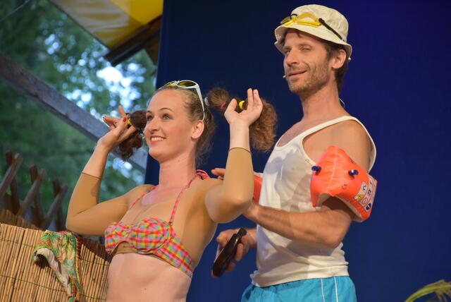 Dieses Jahr präsentieren die ARTworkers in Waldhausen auf der Nepomuk-Seebühne ihre schwungvolle Musikkomödie Dolce Vita &amp; Scandale in einer neuen Fassung. | Foto: Robert Zinterhof