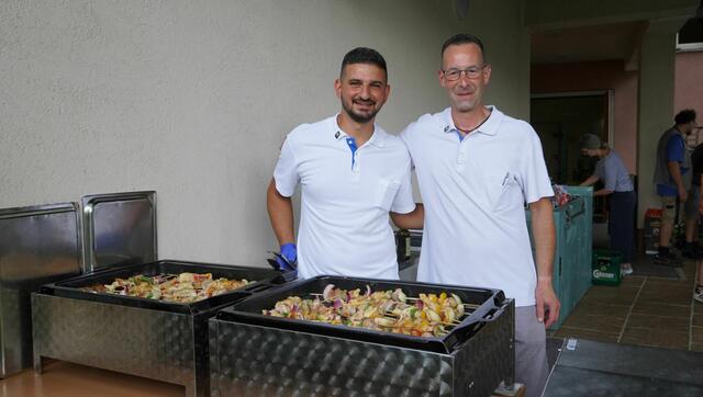 Ekrem Esgin und Küchenleiter Kurt Steinbacher verwöhnten mit köstlichen Grillspezialitäten | Foto: Maria Hoffmann