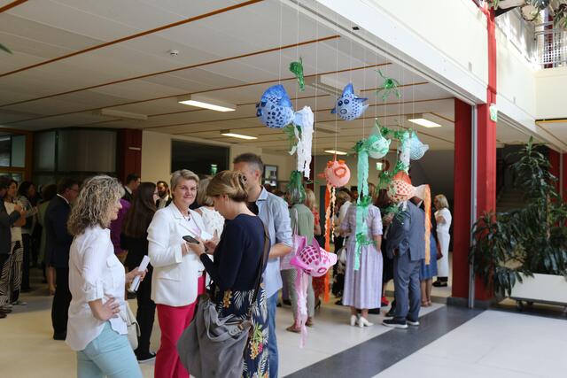 Die Dekorationen in der Aula stammen von Kindern aus der Unterstufe. | Foto: Löschnig