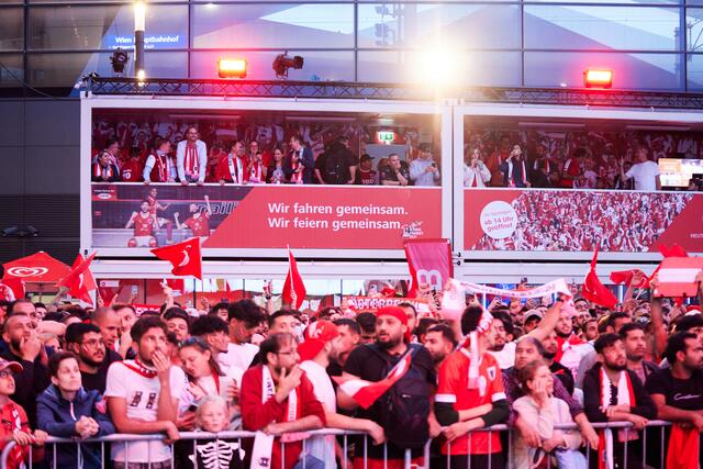 Bilder vom Public Viewing am Hauptbahnhof, Partie Österreich - Türkei. | Foto: ÖBB/Scheiblecker