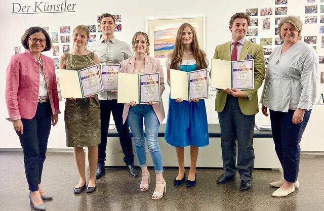 LAbg. Sandra Holasek, die Prix Styria-Gewinnerinnen und -Gewinner Anna-Christina Prandl, Josef Rauter, Selina Gabriela Hingerl, Francesca Fraunlob und Valentin Skalnik mit Landesbibliothek-Direktorin Katharina Kocher-Lichem | Foto: Landesbibliothek