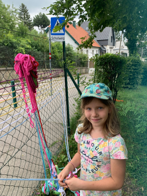 Ulrike strickte sehr lange am Zaun. Ihr Fleiß hat sich ausgezahlt. Ihre Mitschülerinnen und -schüler als auch die Direktorin Gerlinde Marek sind sehr stolz auf sie.  | Foto: VS Mondweg