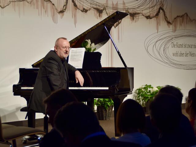 Begleitet von Dieter Paier auf dem Klavier nahmen die Angelika Kirchschlager und Alfred Dorfer die Gäste beim humorvollen Liederabend „Tod eines Pudels“ mit auf eine Geisterbahnfahrt durch die seltsamen Hintergründe der Branche. | Foto: Carmen Kurcz