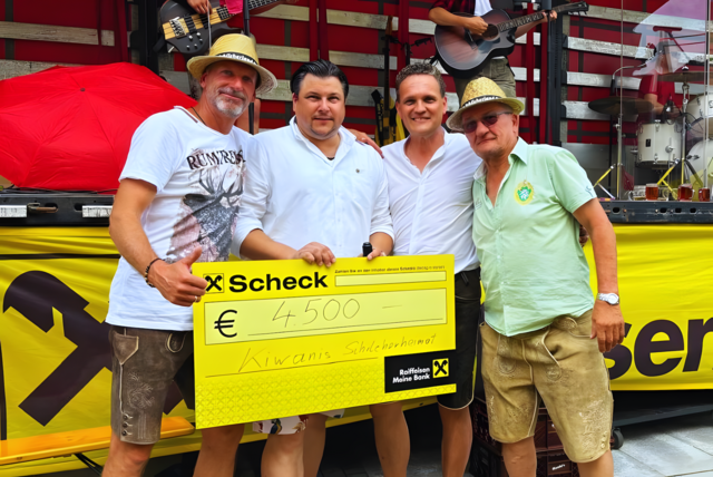 Gerhard Kressl (l.) und Franz Leitinger (r.) konnten den Scheck an Andreas Habisch und Hannes Paveza von den Kiwanis übergeben. | Foto: Schweiger Pictures