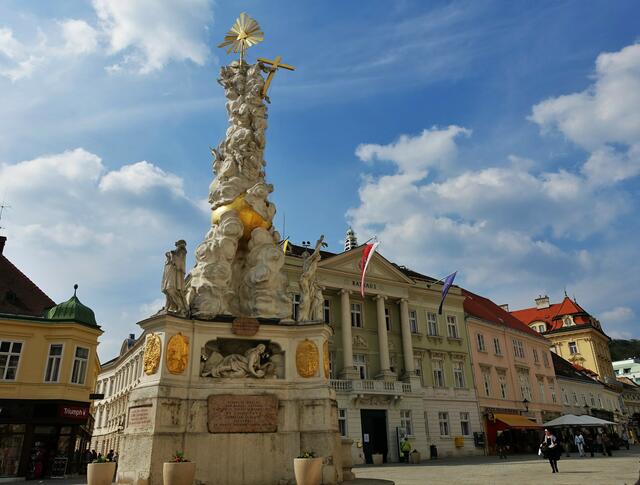 Lösung - Bild 7: Die Dreifaltigkeitssäule am Hauptplatz in Baden bei Wien | Foto: © Silvia Plischek