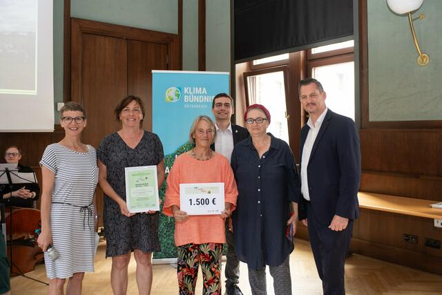 Die "LaaerBergBauerInnen" konnten sich auch über einen Gewinn freuen. Bezirkschchef Marcus Franz (SPÖ, l.) gratulierte. | Foto: Fernando Nigra