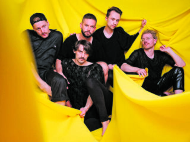 In gewohnter Manier nehmen die fünf Sänger Gesehenes und Gehörtes aufs Korn, changierend zwischen Selbstironie und Zeigefinger, zwischen Blödelei und musikalischem Fingerspitzengefühl.  | Foto: Liebentritt