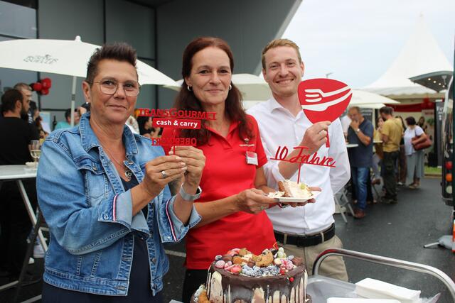 Manuela Tomaschek (li.), Birgit Schuh und Marktleiter Andreas Köttner feierten gemeinsam 10 Jahre Transgourmet Oberwart. | Foto: Anika Paul