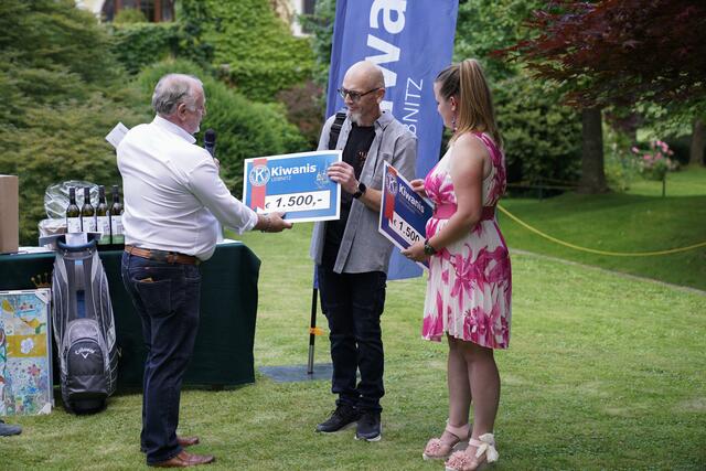 Je einen Scheck im Wert von € 1.500,-- wurde im Namen von Kiwanis Club Leibnitz von Peter Pennitz und im Namen Kiwanis Young Professionals von Yvonne Sorger-Pennitz überreicht. | Foto: Kiwanis