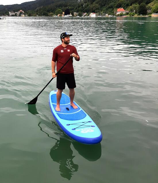 Marco Schwarz sicher am Stand Up Paddel unterwegs, hofft für August auf seine erste Schneetrainingsfahrt auf Skiern. | Foto: Tiefling/KK