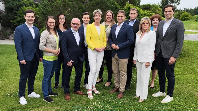 Nikolaus Dafert, Viktoria Hutter, Bettina Schimany, Josef Edlinger, Matthias Schiller, Martina Diesner-Wais, Julia Muthsam, Lukas Brandweiner, Franz Xaver Broidl, Silvia Riedl-Weixlbraun, Hedwig Krapfenbauer und Sebastian Stark (v. l.). | Foto: Volkspartei Niederösterreich