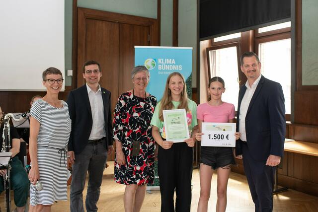 Das Bundesgymnasium Pichelmayergasse konnte mit ihrem Projekt punkten. Bezirksvorsteher Marcus Franz (SPÖ, l.) gratulierte. | Foto: Fernando Nigra