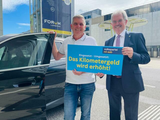 Bezirksparteiobmann Karl Wilfing (r.) freut sich über die angekündigte Erhöhung des Kilometergeldes. | Foto: Schultes