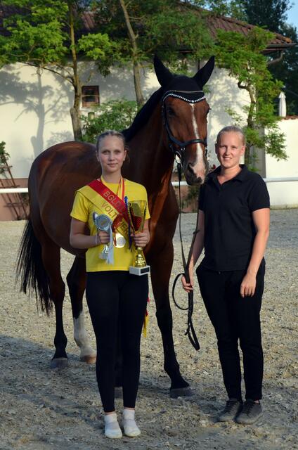 Mit einer guten Pflicht und einer ausgezeichnet geturnten Kür konnte sich Rosi Neumann auf Hera mit ihrer Longenführerin Charleen Müller erstmals zur ländlichen Meisterin küren. | Foto: Peter Zwinger