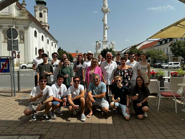 Die SchülerInnen der 6B mit ihrem Lehrer Karl Hillebrand sowie BGM Weil, Vize BGM Brunnthaler, STRin Lisa Miletich und Eissalonbetreiberin Renate Tome, mit dem verdienten Eis. | Foto: Stadt Bruck/Leitha