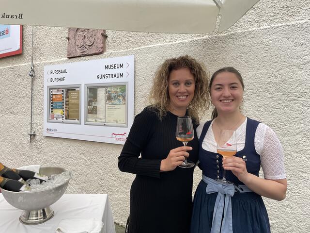 Mit einem Aperitif vom Weingut Schloss Gobelsburg im Kamptal wurden die Besucher auf den humorvollen Liederabend eingestimmt.  | Foto: Carmen Kurcz