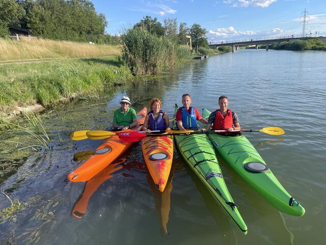 Im Bezirk Tulln geht es sportlich zur Sache. Egal ob Wasserski-, Stand-up Paddeln oder Kajakfahren so wie Hannes, Vicky, Joachim und Josef. Bei so viel Action kommt jeder auf seine Kosten. | Foto: RMA