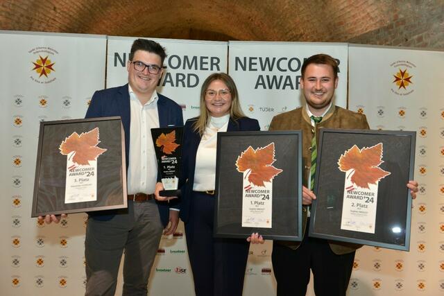 Weinprinzessin Sophie I. Smoley aus Andau (m.) holte den Sieg und Platz 2 in der Kategorie Rotwein. | Foto: Martina Lex, Christian Stöger