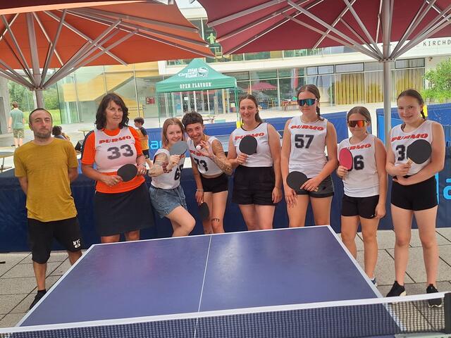 Schiedsrichter Roberto Izzi mit den sieben Finalistinnen vom 2. Kirchdorfer Laferl-Turnier