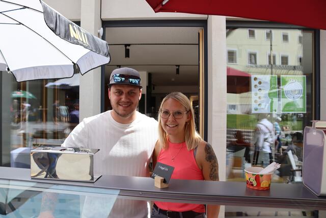 Tobias und Katharina Stadler von „Kathi´s Backwerk“ verkauften an diesem heißen Tag unter anderem Eis. 