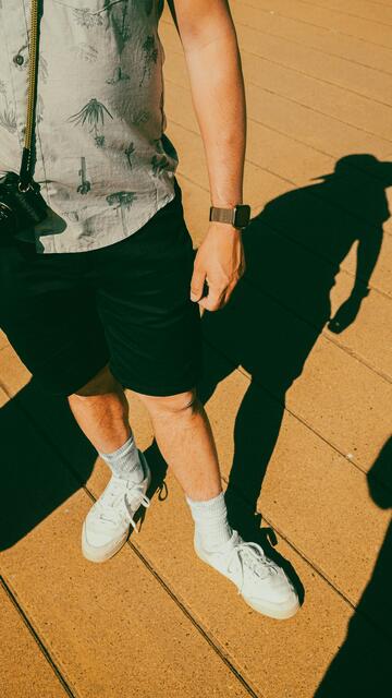 Männliche Waden bei der Arbeit: Sind kurze Hosen im Sommer normal oder ein No-go?  | Foto: Rohit Tandon/Unsplash