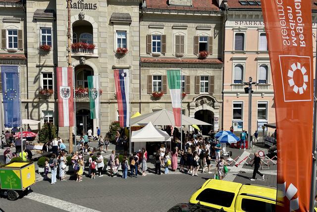 Riesengroß war der Ansturm heute Vormittag vor dem Rathaus.