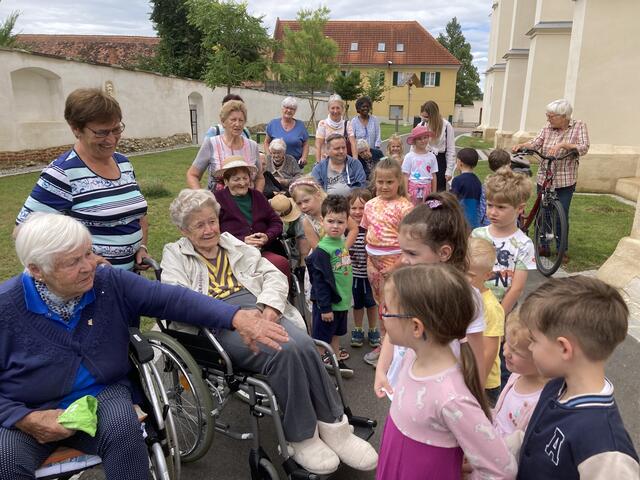 "Alt traf Jung": Schön zu sehen, wie sich die gegenseitigen Gedanken gefühlt berührten. Ja so einfach kann Wertschätzung für die ältere Generation sein!