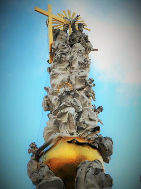 Lösung - Bild 8: Die Dreifaltigkeitssäule am Hauptplatz in Baden bei Wien (Detailaufnahme) | Foto: © Silvia Plischek