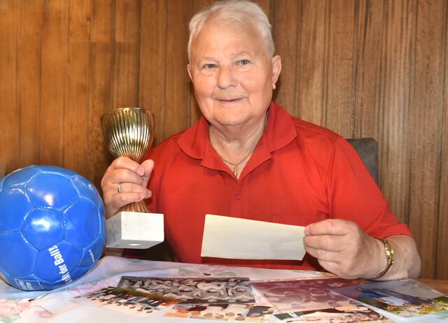 Walter Gassner sinniert mit Erinnerungsfotos und mit dem Pokal für „Best Player“ bei Rapid River Side.  | Foto: Herbert Schleich