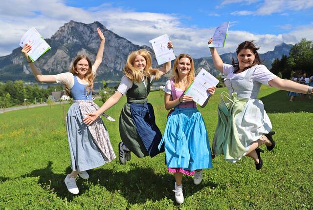 Sophie, Hanna, Theresa und Anna vom Agrar-Bildungszentrum Salzkammergut freuen sich über ihre Zeugnisse. | Foto: Hörmandinger