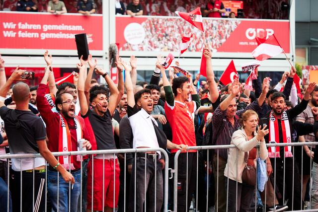 Bilder vom Public Viewing am Hauptbahnhof, Partie Österreich - Türkei. | Foto: ÖBB/Scheiblecker