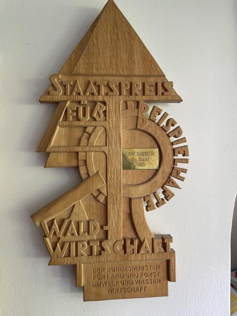 Die Auszeichnung zeigt, dass der Familienbetrieb für nachhaltige Waldwirtschaft einsteht. | Foto: MeinBezirk