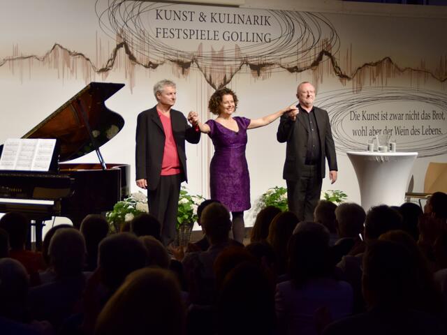 Gemeinsam präsentierten die drei Künstler, Angellika Kirchschlager, Alfred Dorfer und Dieter Paier eine gelungene Mischung ihrer unterschiedlichen Welten auf hohem Niveau. Das Publikum belohnte das mit einem begeisterten, tosenden Applaus. | Foto: Carmen Kurcz